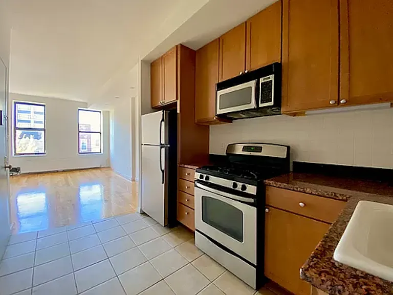 221 Van Brunt St #3A — Photo 2