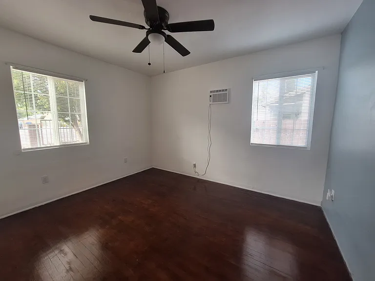 11256 Victory Blvd — Photo 13