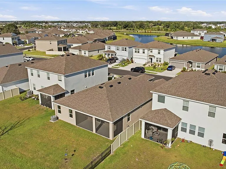 10622 Eustis Dr — Photo 32