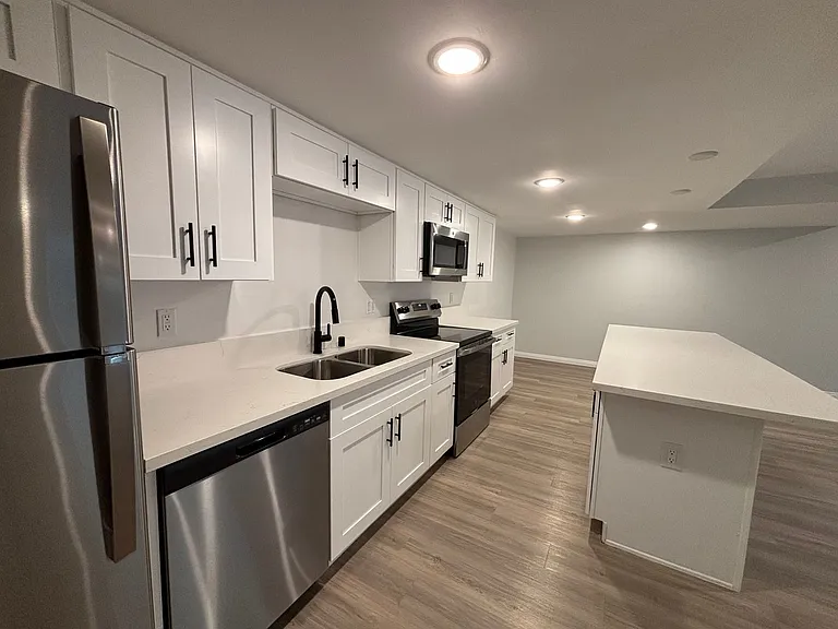 1635 North Martel Avenue — Photo 37