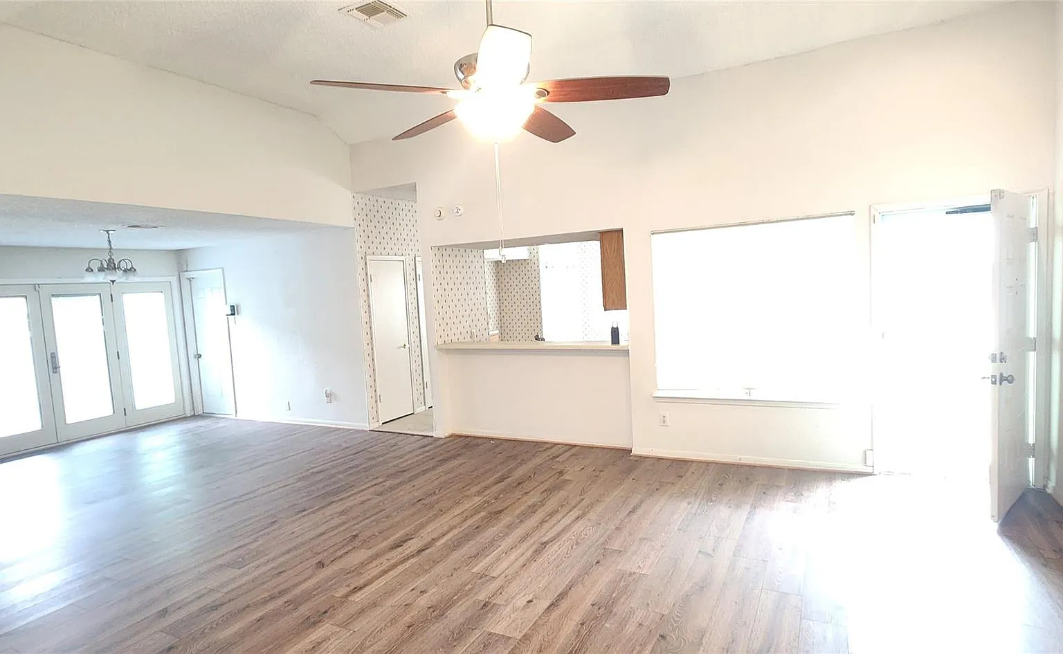 3 bed, 2.0 bath, 1723 sqft, $2,000 — Photo 3