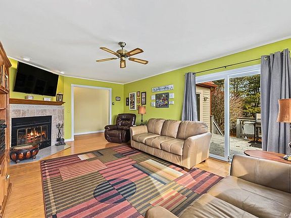 3rd image of 12 Lounsbury Dr