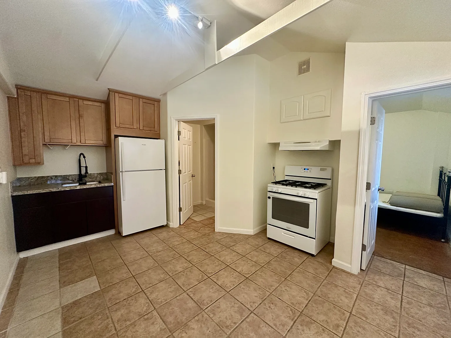 2 bed, 550 sqft, $3,300 — Photo 3