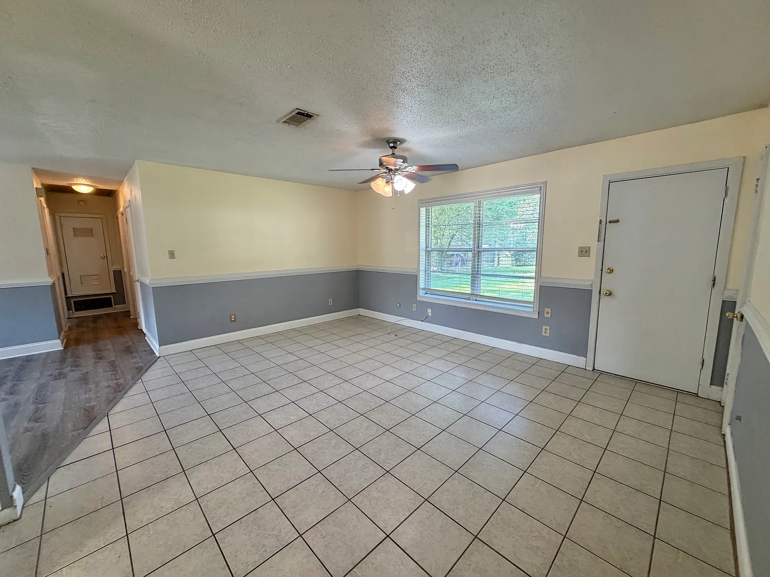 3 bed, 1.5 bath, 1208 sqft, $1,200 — Photo 4