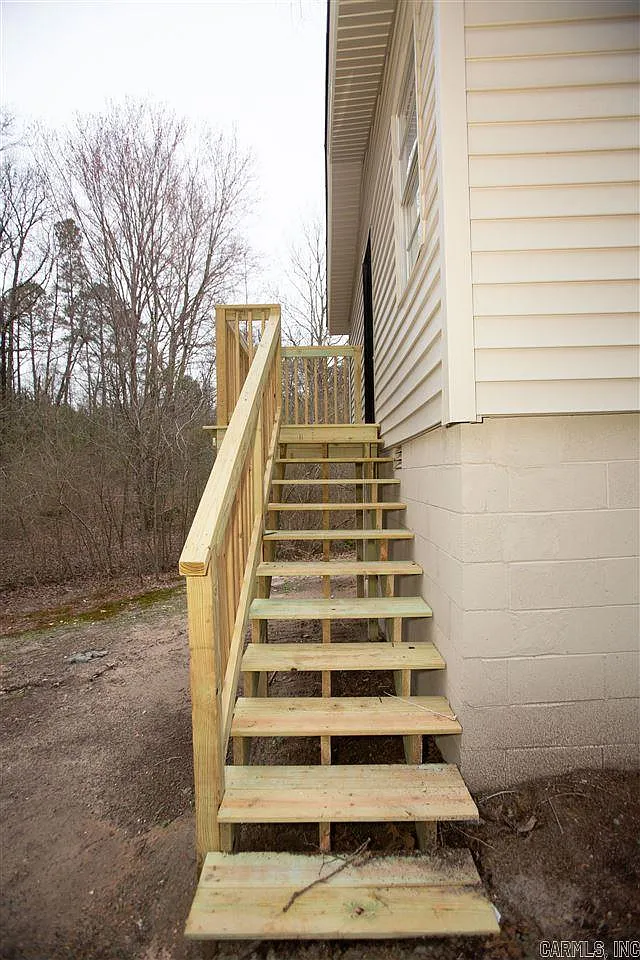 3 bed, 1.0 bath, 1064 sqft, $1,095 — Photo 2