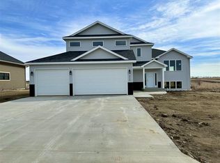 625 6th St SW, Surrey, ND 58785