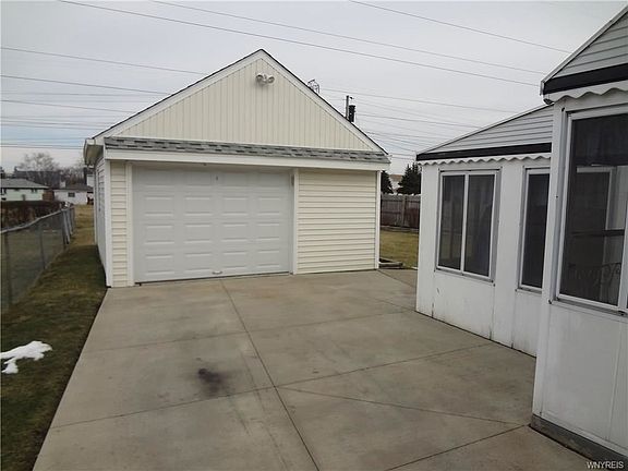 5th image of 32 Kennedy Dr