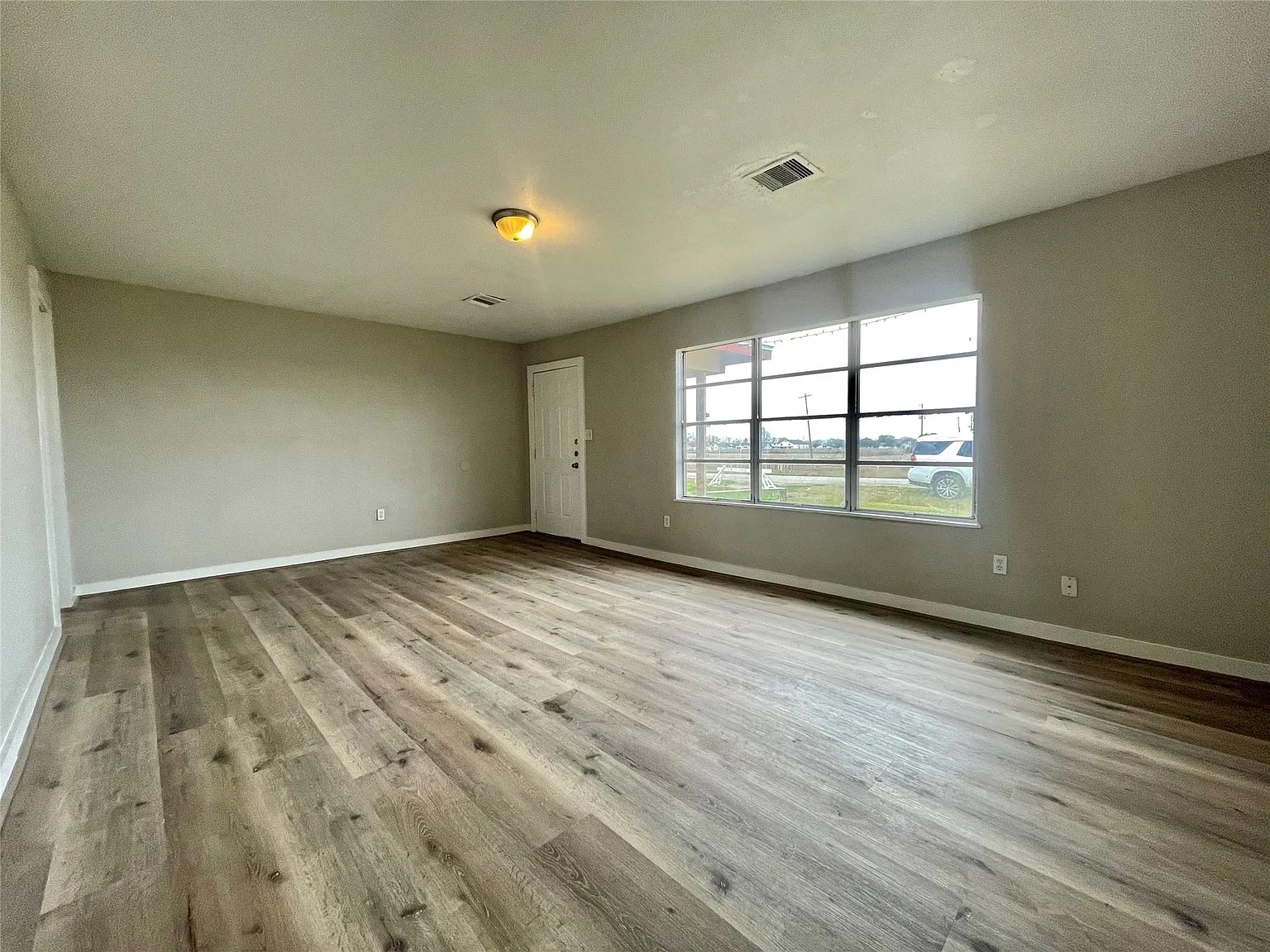 3 bed, 1.0 bath, 1378 sqft, $1,100 — Photo 3