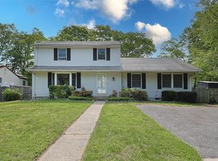 33 Highview Ln, Ridge, NY 11961