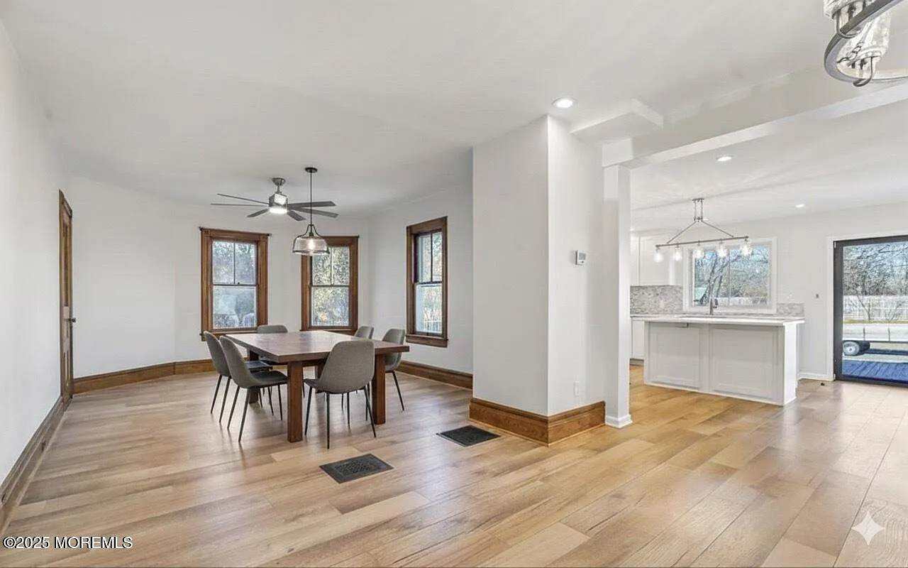 5 bed, 2.5 bath, 2208 sqft, $3,000 — Photo 3