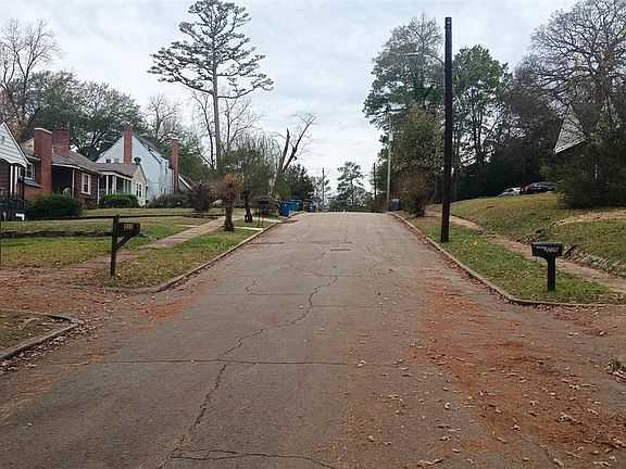 5th image of 220 Pinewood Ave