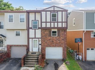 7 McKinley Sq, Coraopolis, PA