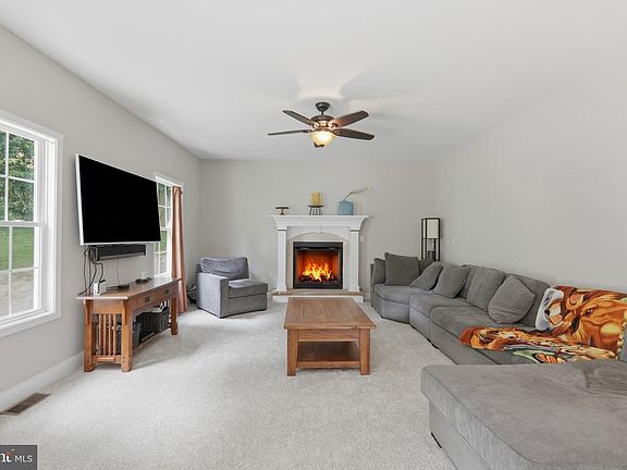 3rd image of 115 Burgundy Ln