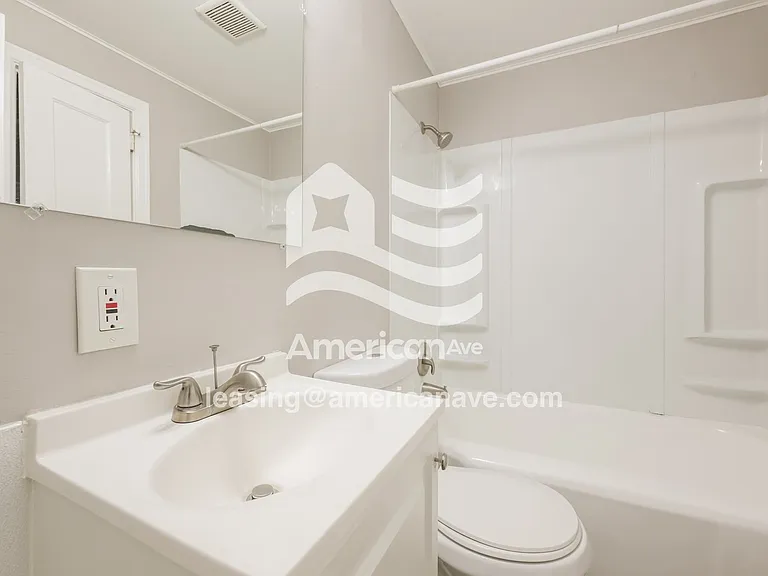 1348558_008_main_bathroom_9.jpg
