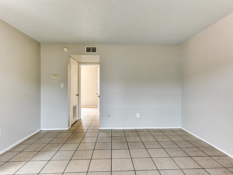 2050 S Saunders St — Photo 3