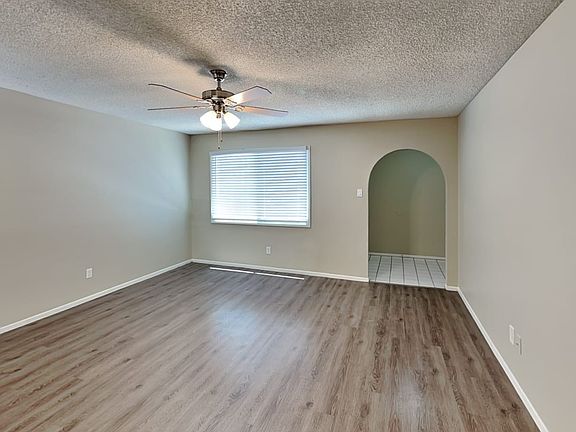 4th image of 504 E Lodge Dr