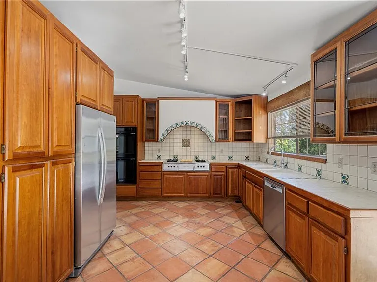 930 Valley View Dr — Photo 10