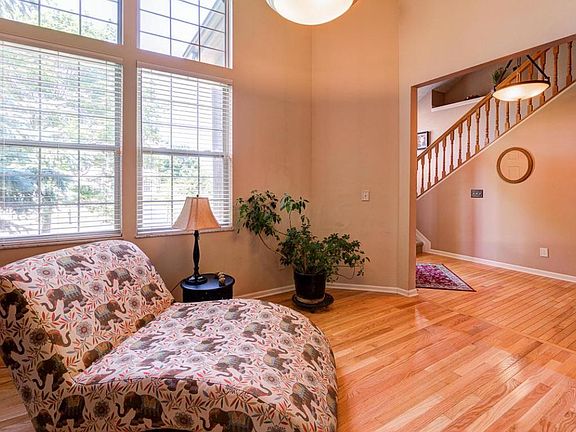 4th image of 323 Hampton Park N