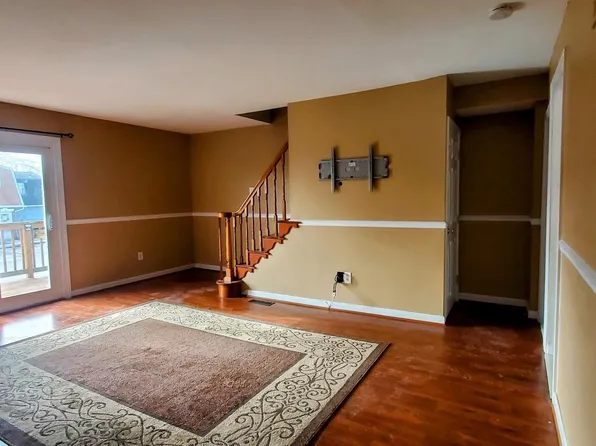 525 Village Ln, Pottstown, PA 19464