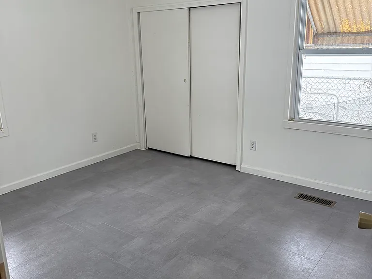 4660 Frankfort Ave — Photo 9
