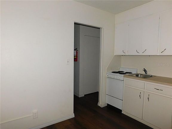 3rd image of 906 S New York Ave