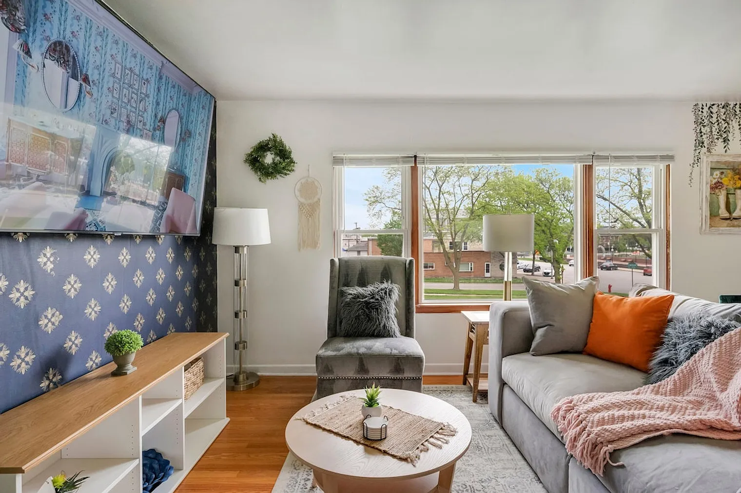 2 bed, 1.0 bath, 10225 sqft, $3,191 — Photo 1