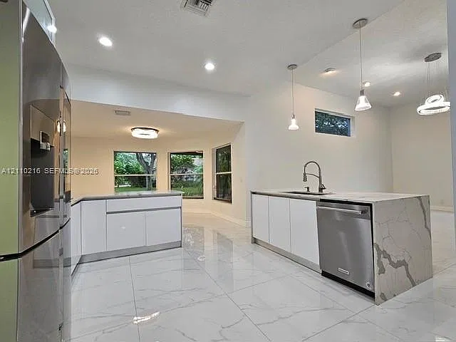 4 bed, 2721 sqft, $6,200 — Photo 3