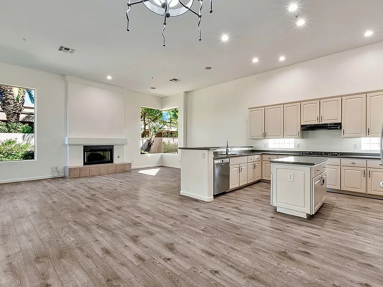 7460 E Tuckey Ln — Photo 10
