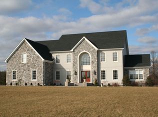 2 Kren Dr, Ringoes, NJ 08551