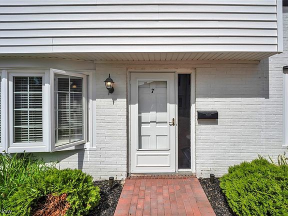 2nd image of 7 Meadowlawn Dr #7/7