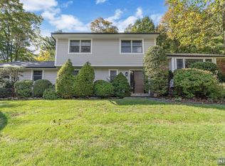 121 Overlook Dr, Woodcliff Lake, NJ 07677
