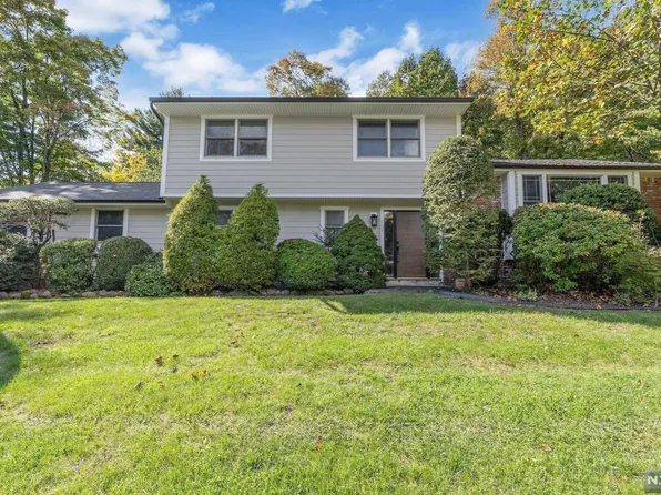 121 Overlook Dr, Woodcliff Lake, NJ 07677