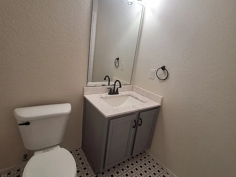 208 Iris Ln — Photo 13