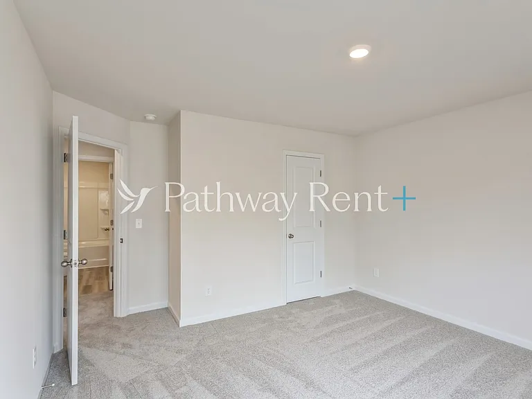 608 Mackenzie Cv — Photo 14