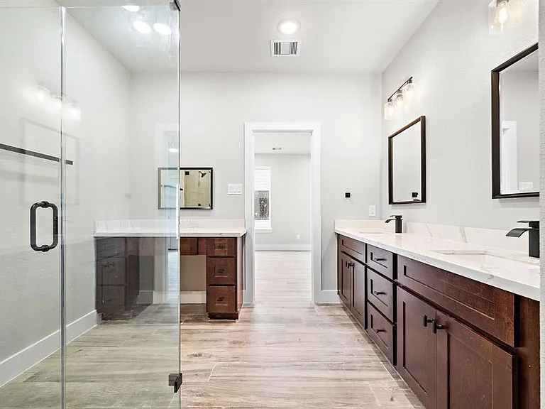 228 W 28th St — Photo 10