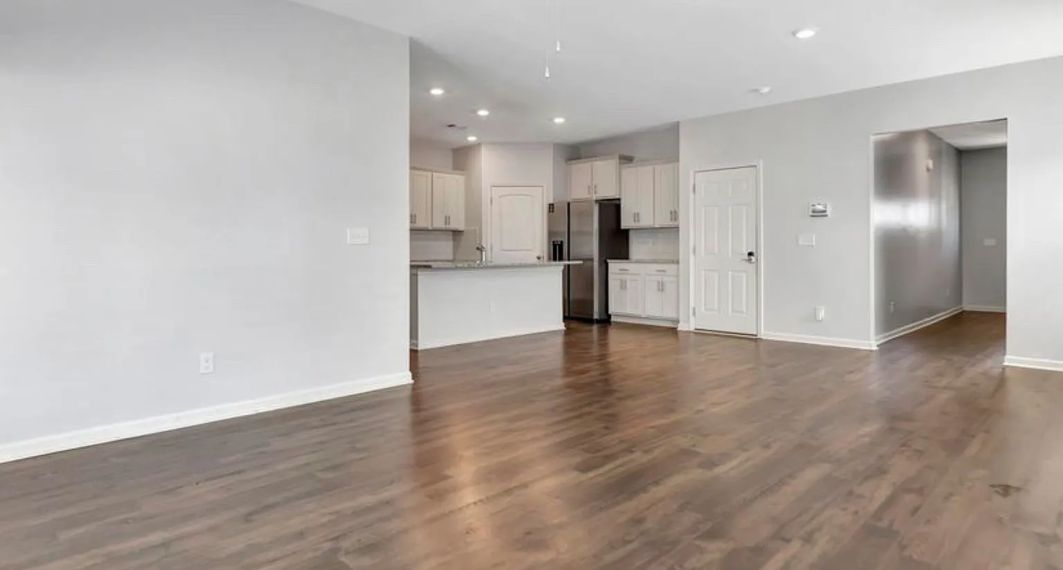 5 bed, 2382 sqft, $2,400 — Photo 4