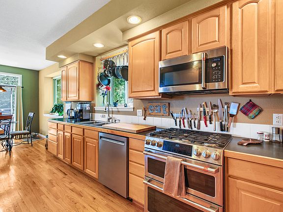 Chef-inspired kitchen with a 6-burner gas stove and double oven.