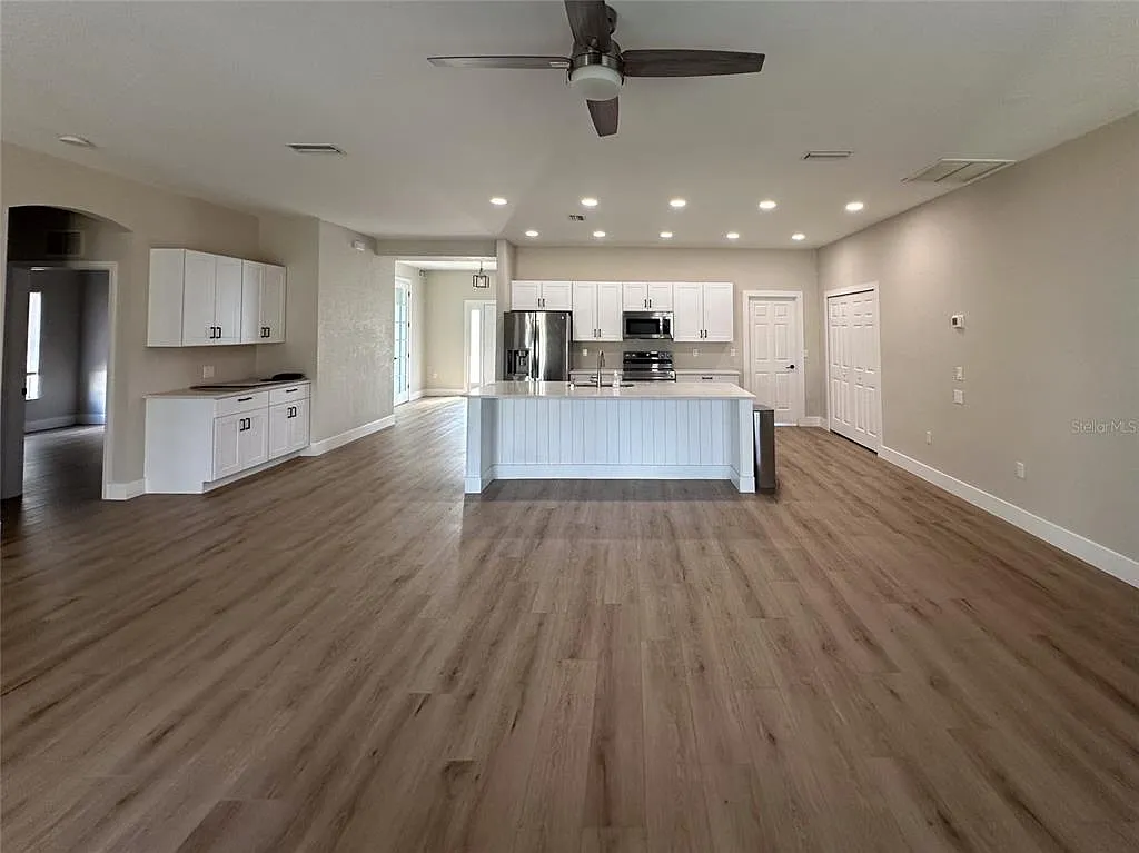 3 bed, 2.0 bath, 1941 sqft, $2,300 — Photo 2
