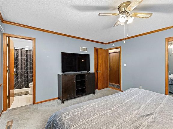 3rd image of 701 SE Shawn Dr