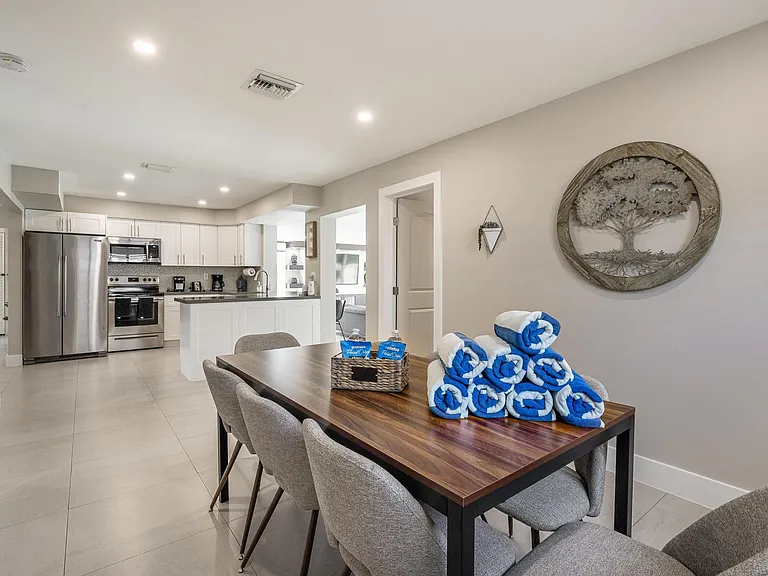 300 SE 8th Ct — Photo 7