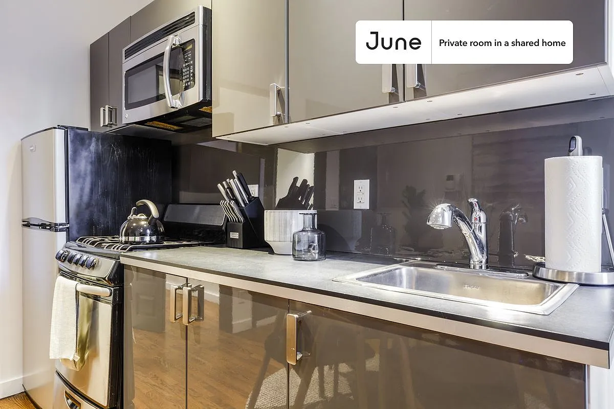 Queen bedroom in 4 bed/2 bath home in Upper East Side #158 A — Photo 4