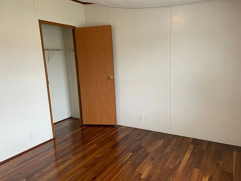 102 Shelby St — Photo 13