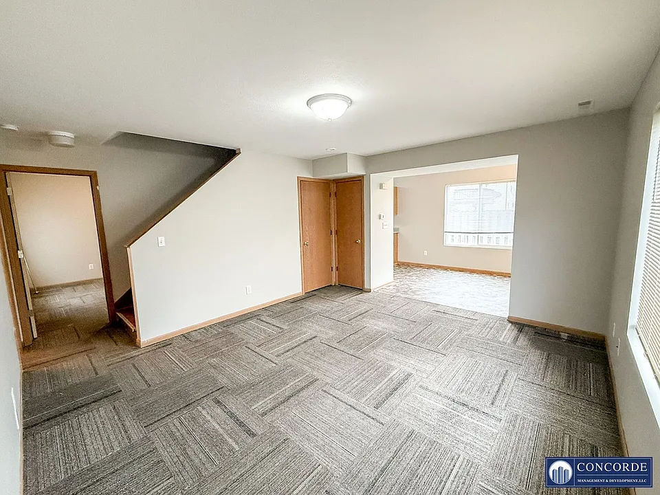 1911 W Lake St