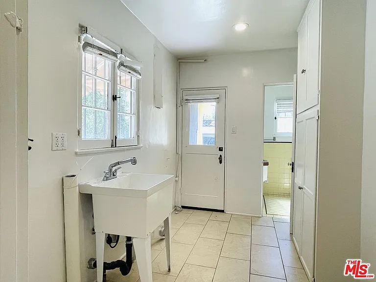 203 N Doheny Dr — Photo 13