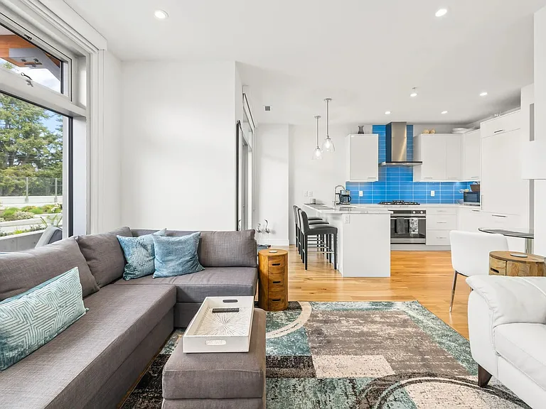 916 Lyall St #107 — Photo 1
