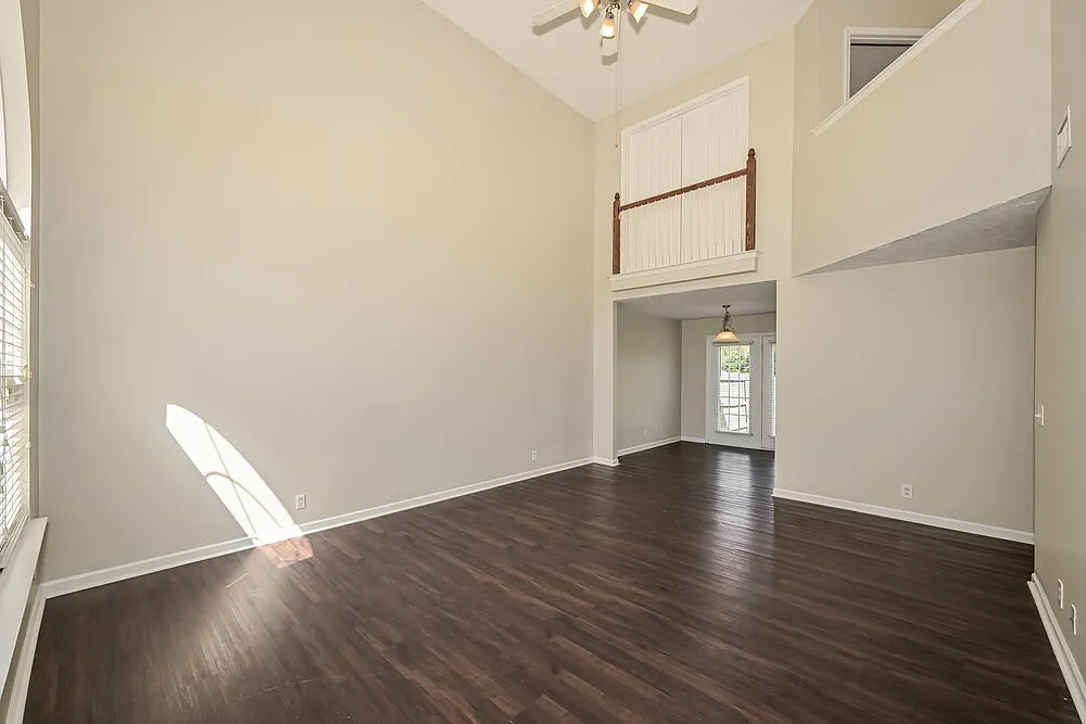 5 bed, 2.5 bath, 2093 sqft, $2,295 — Photo 4