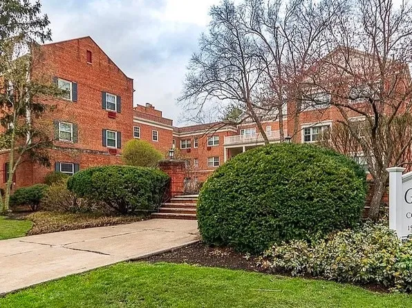 15825 Van Aken Blvd APT 107-W, Shaker Heights, OH 44120