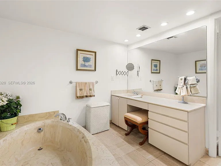 210 Sea View Dr #611 — Photo 5