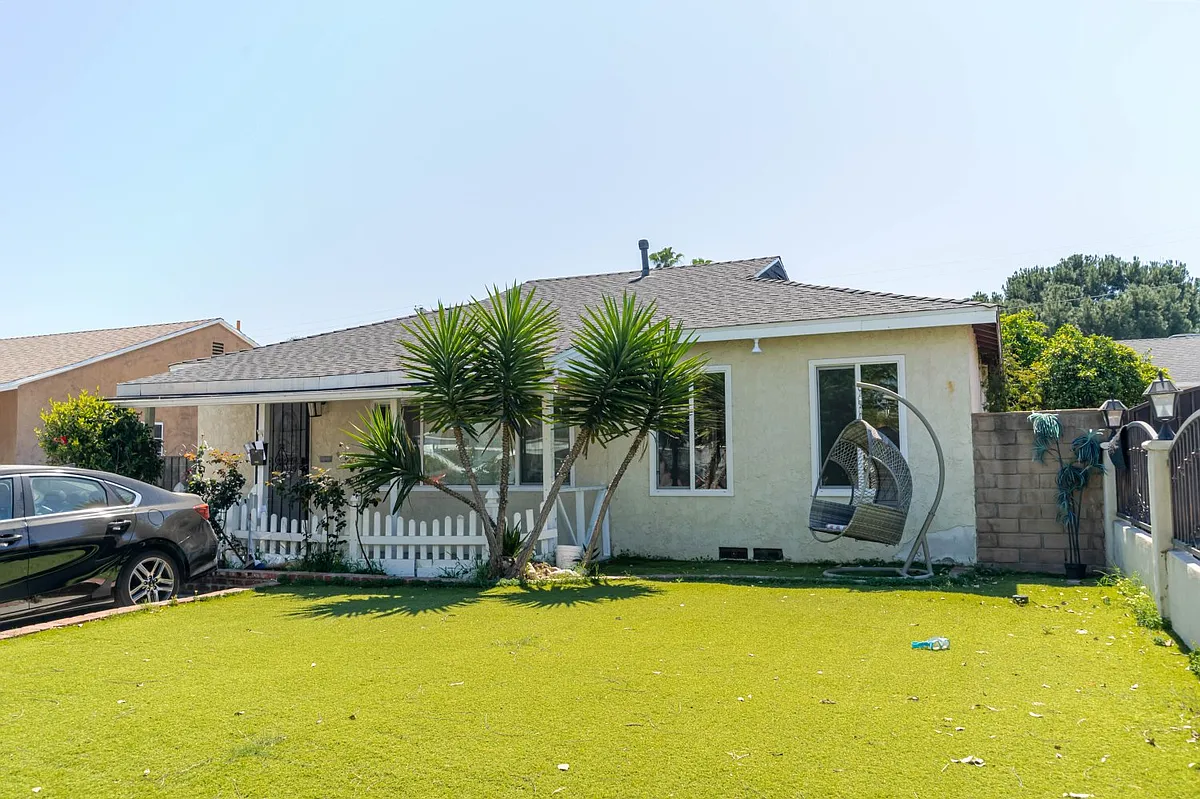Building Photo - 11246 Saticoy St