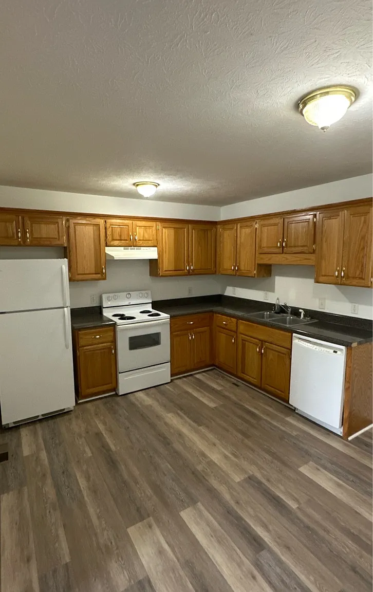 200 Glendale Avenue - B — Photo 2